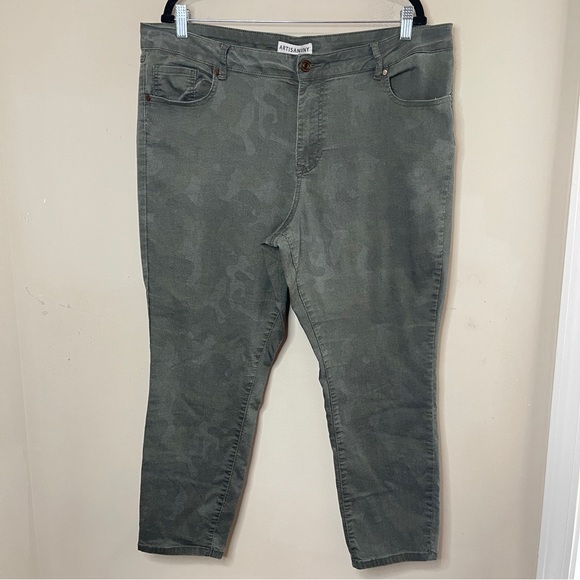 ARTISAN NY Lightweight Camo Mid Rise Stretch Skinny Cropped Jeans, 20W - Picture 1 of 9
